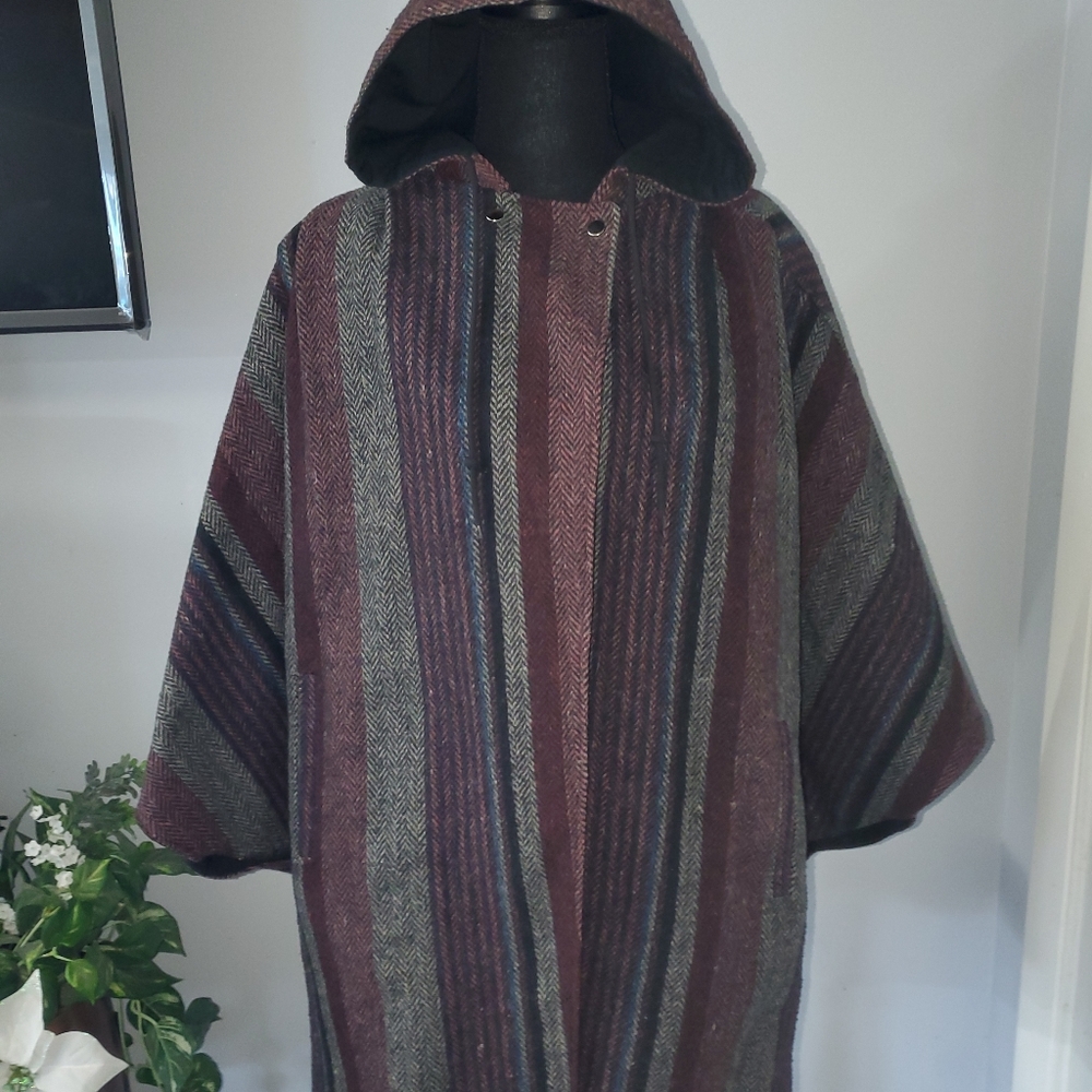 Women's reversible cape